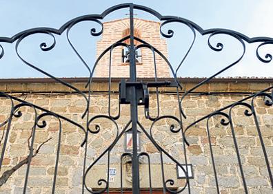 Imagen secundaria 1 - Arriba, iglesia de Nuestra Señora de la Asunción; Puerta de la ermita de la Virgen de la Piedad y escultura del verraco que se erige delante de la casa consistorial