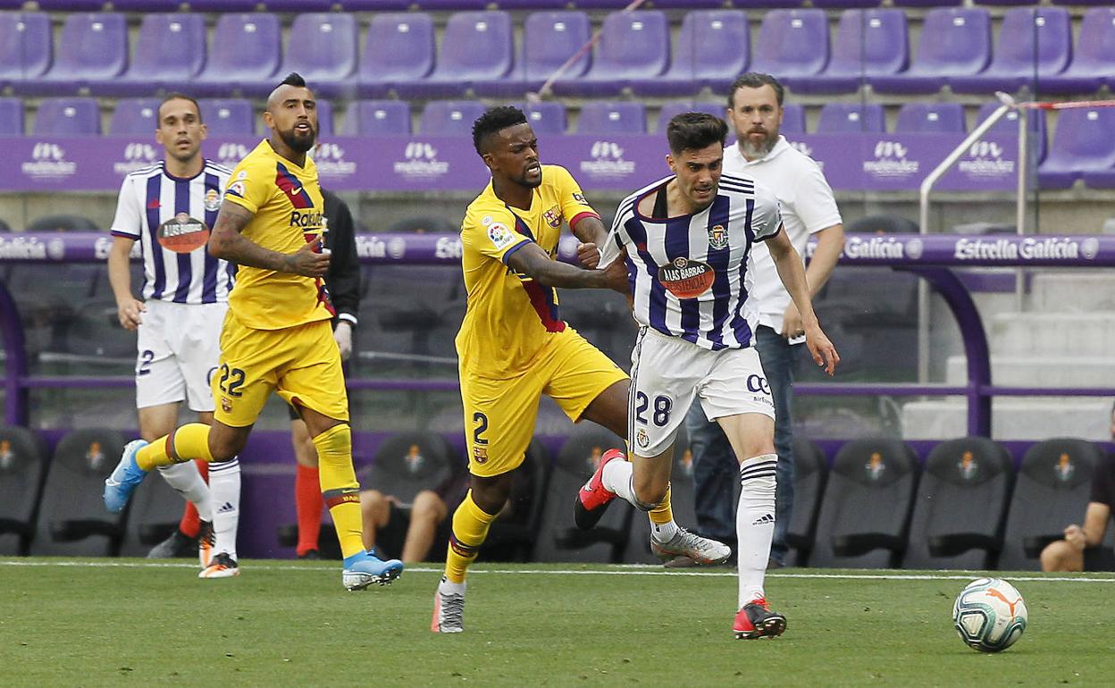 Kike Pérez se escapa de Semedo en una acción en la que tuvo que ver tarjeta el portugués del Barça.