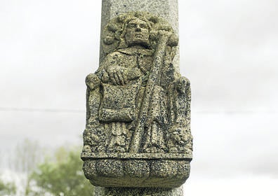 Imagen secundaria 1 - Arriba, vista general de la ermita de la Soledad; detalle de una columna de piedra y espadaña de la ermita de la Soledad . .