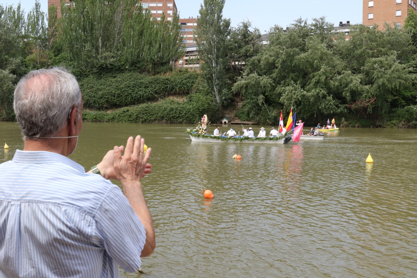 Un vecino aplaude la comitiva fluvial desde una de las orillas del río Pisuerga. 