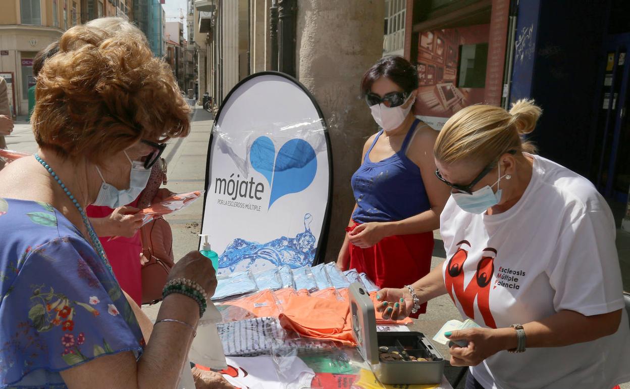 Mercadillo de la Asociación Palentina de Esclerosis Múltiple, este domingo en la Calle Mayor.