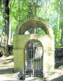 Imagen secundaria 2 - Arriba, portada de acceso a la iglesia; lugar donde se celebran Las Mojadas y la ermita.