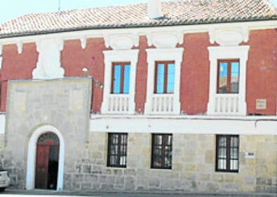 Imagen secundaria 1 - Arriba, iglesia del convento de Santa Claras; casa conocida como el Palacio Gótico y fachada del monasterio de San Zoilo.