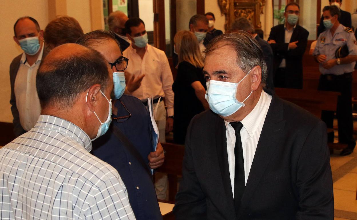 El presidente de Asetra, Juan Andrés Saiz Garrido, saluda a asistentes a la misa de ayer. 