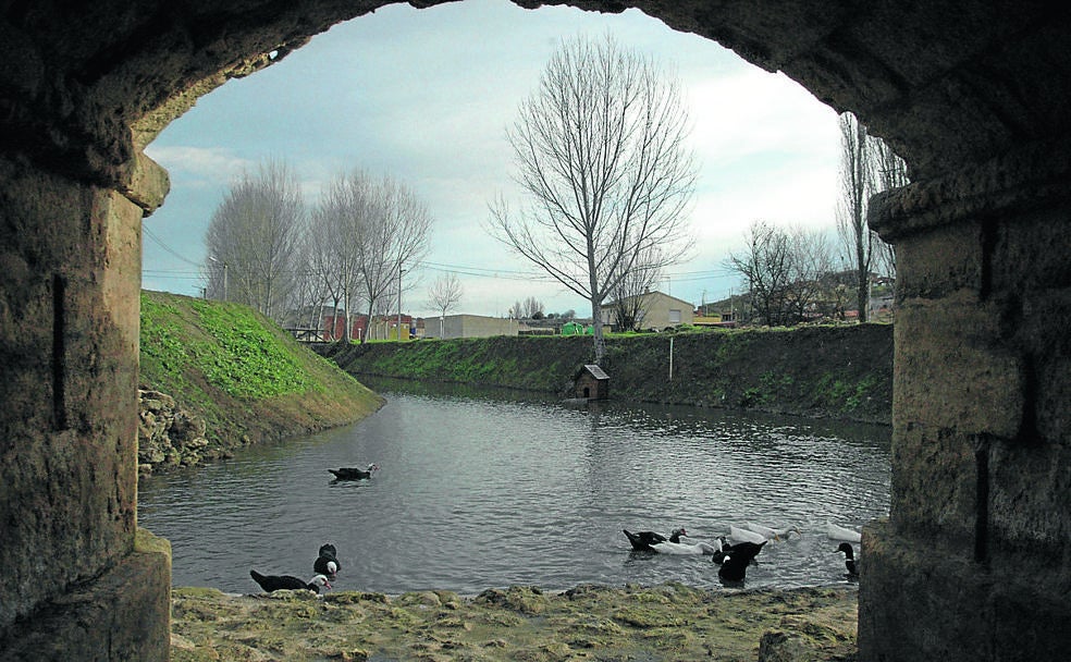 Vista del arroyoTalanda desde un arco de puente de piedra.