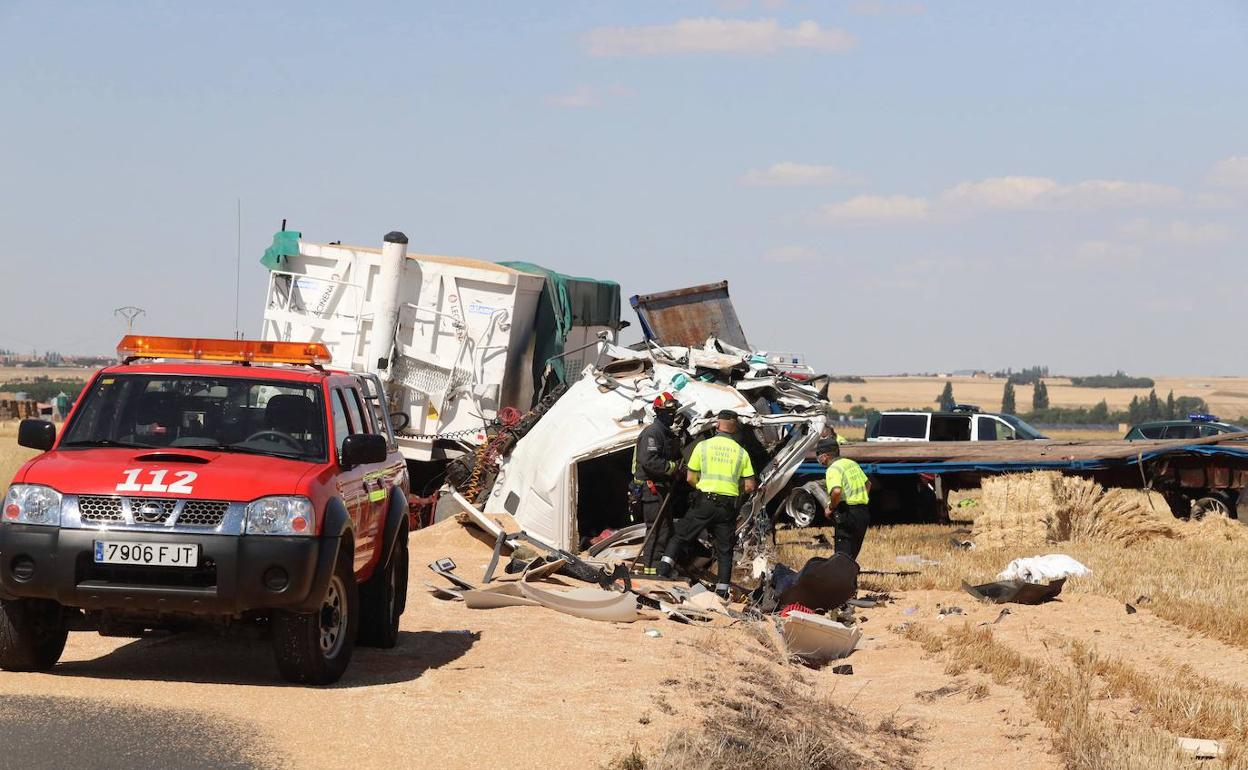 Agentes de la Guardia Civil y Bomberos, en el lugar del accidente. 