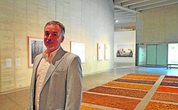 El director del MUSAC, Manuel Olveira, en una de las salas de la exposición que celebra sus 15 años.