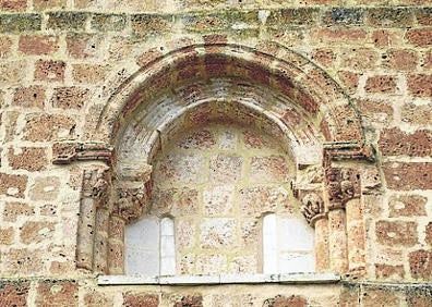 Imagen secundaria 1 - Arriba, interior de la Iglesia de Nuestra Señora de la Asunción; detalle de una ventana, de estilo románico, de la Iglesia de Santa María de la Asunción y Virgen gótica de La Socorrilla.. 