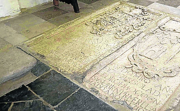 Tumbas con escudos de la familia de los Maeda y de los Bocos.