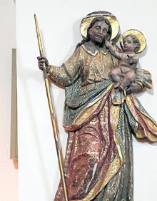 Imagen secundaria 2 - Arriba, Cristo Crucificado; Espíritu santo. Madera policromada y San José, en la iglesia de San Salvador. 