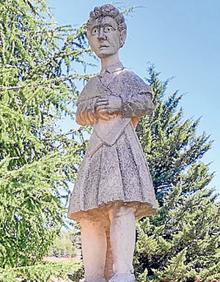 Imagen secundaria 2 - Ermita de la Inmaculada Concepción y estatua en homenaje a la mujer segoviana, esculpida por el segoviano Luis Haro de Pablo. 