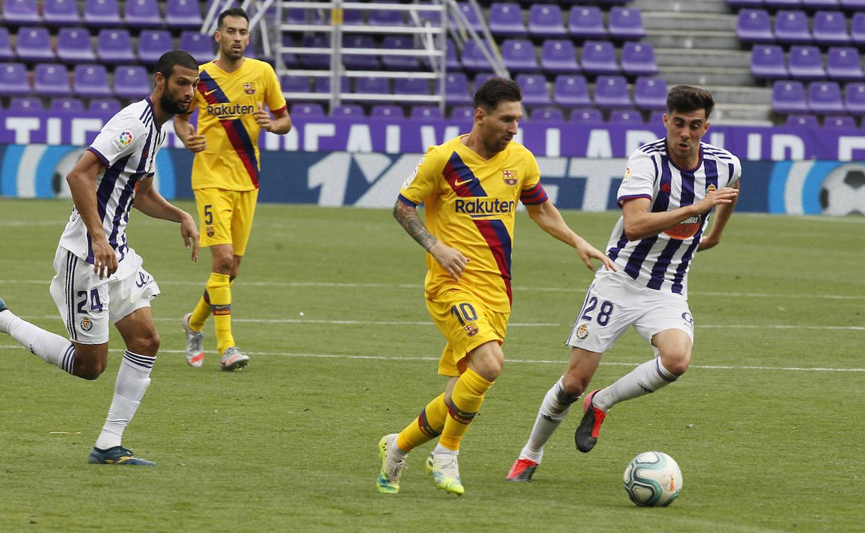 Kike Pérez persigue a Messi en el partido ante el FC Barcelona. 