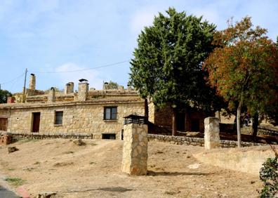 Imagen secundaria 1 - El castillo ocupa uno de los altos junto a la localidad. Abajo, bodegas de Astudillo y la iglesia de Santa Eugenia, sede del museo parroquial. 