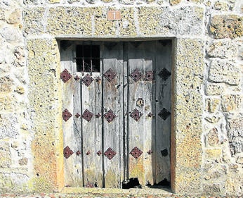 Imagen secundaria 1 - Arriba, Humilladero del Cristo de las Eras; Puerta con herrajes e imagen de Cristo, del último cuarto del siglo XVI. 
