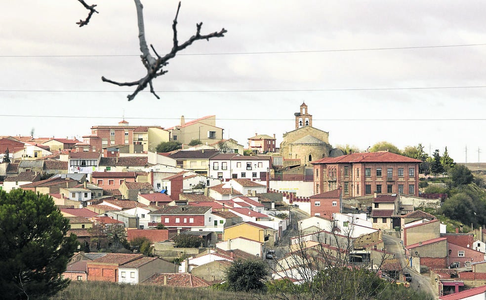Las escuelas y la iglesia resaltan en la línea del perfil de Castronuño como edificios emblemáticos de su patrimonio histórico.
