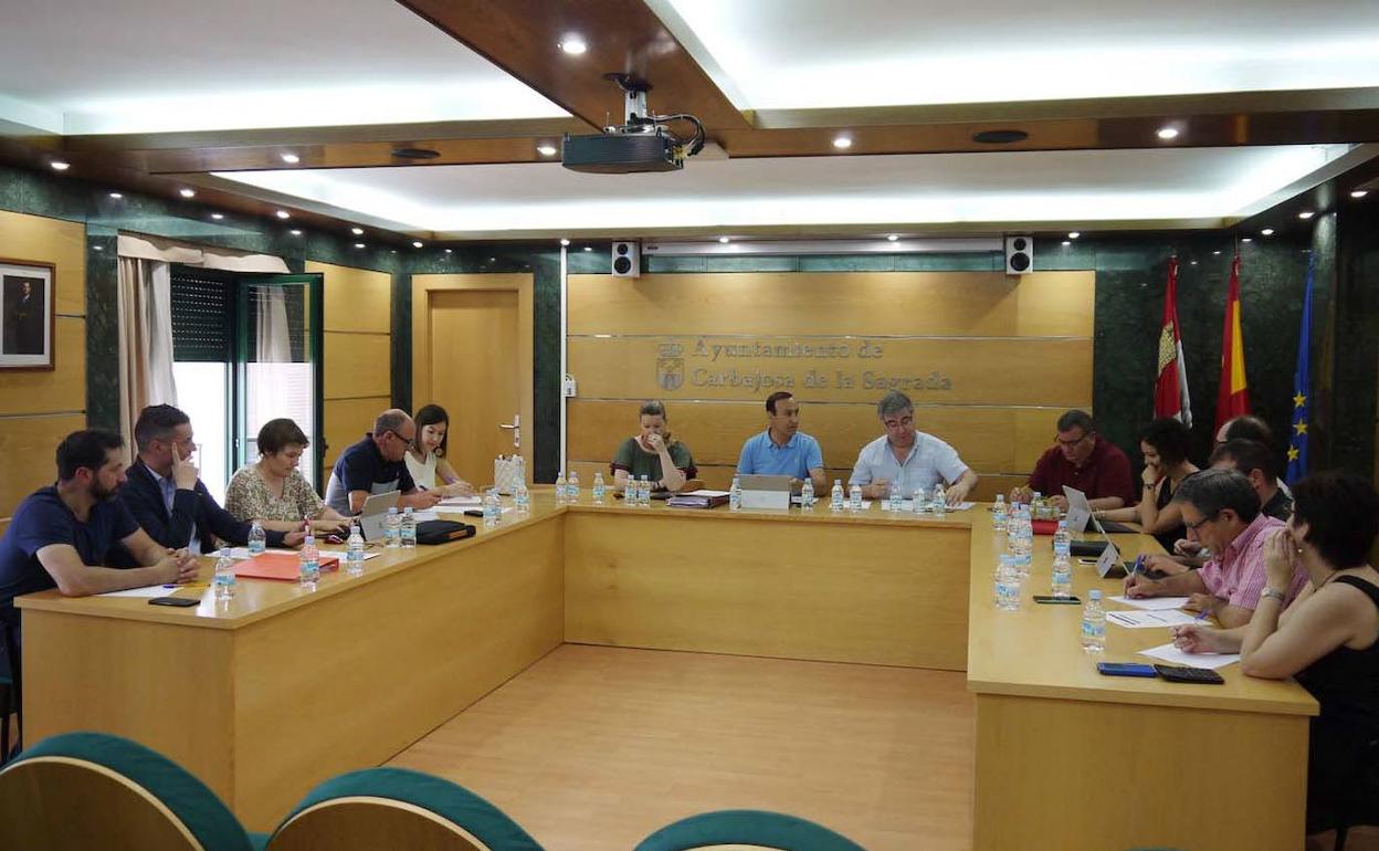 Imagen de un pleno municipal previo al estado de alerta en Carbajosa.
