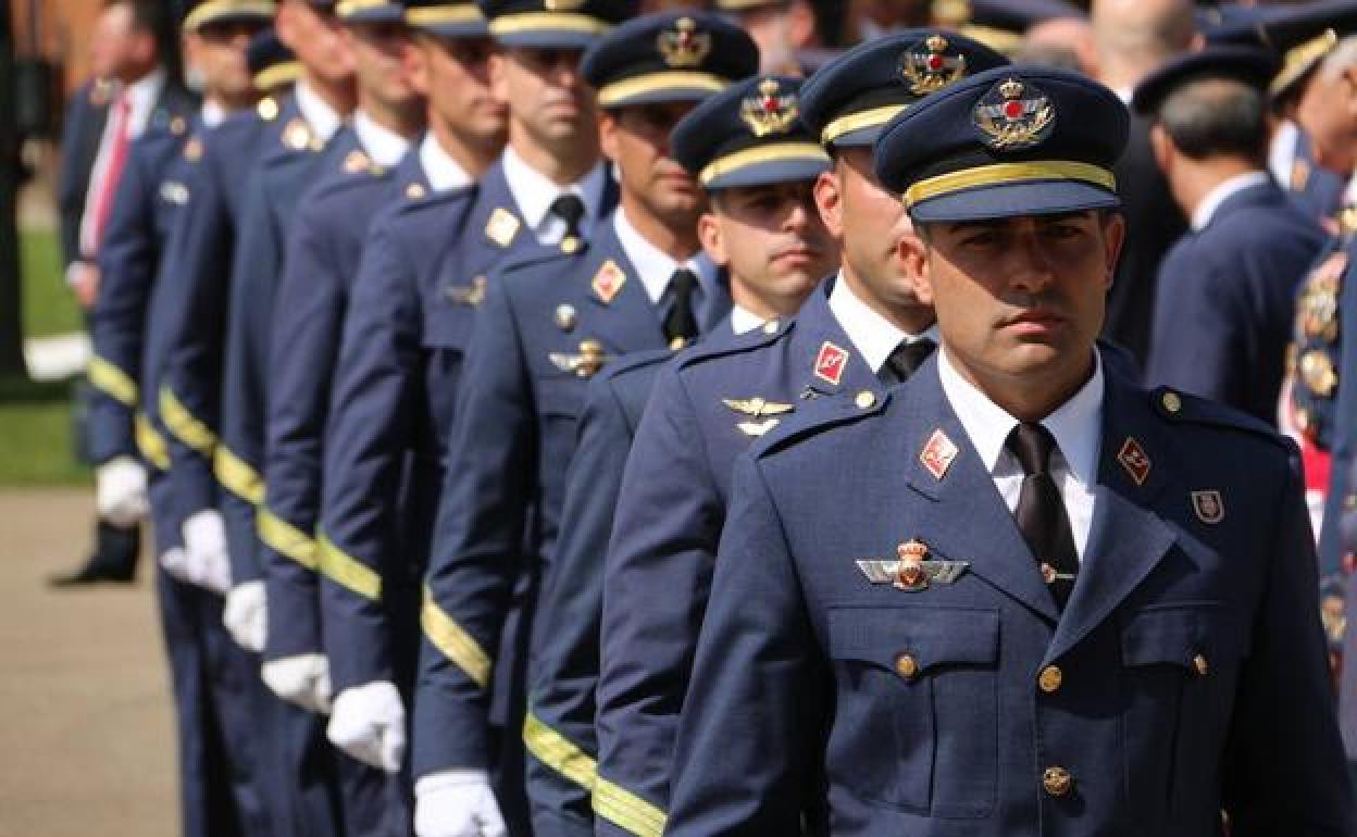 Militares de la ABA durante una entrega de despachos en León.