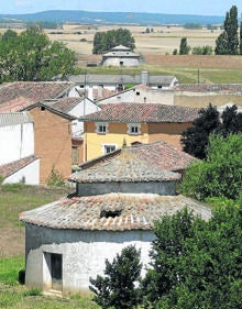 Imagen secundaria 2 - Arriba, Ermita humilladero del Bendito Cristo; Plaza Mayor porticada de Castrillo de Villavega y palomares en el entorno de la localida 