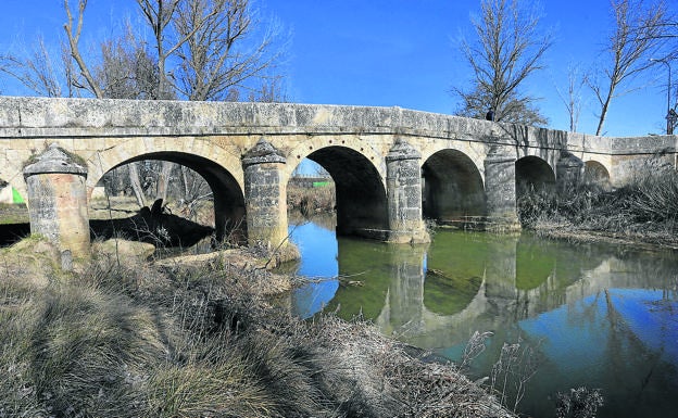 Puente Canto, del siglo XVIII, hoy paso solo para peatones entre las dos partes del municipio.