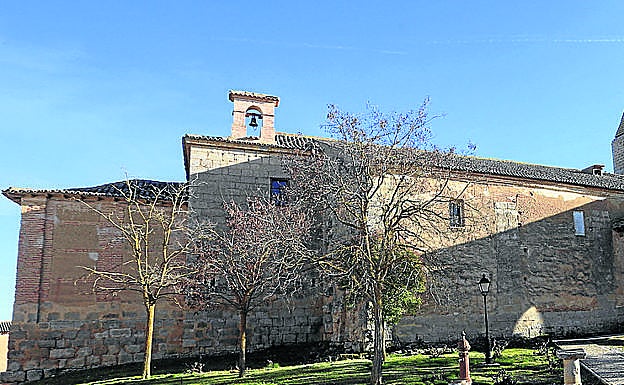 Iglesia de Santa María. Conserva en su interior una imagen de la Virgen de la escultora barroca Luisa Ignacia Roldán 'la roldana'.