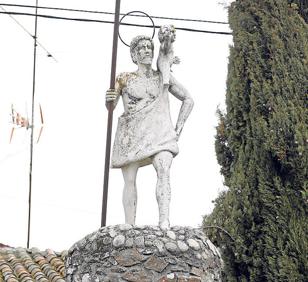 Imagen secundaria 2 - Arriba, sarcófago y una estela romana que hacen referencia al pasado de Beleña y que están expuestos al público; abajo, retablo de San Antonio Abad, en la ermita e Imagen de San Cristóbal, en lo alto, junto a la carretera. 