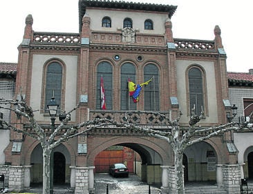 Imagen secundaria 1 - Arriba, Puerta y muralla medieval de la villa de Coca; casa de Villa y Tierra de Coca y Verracos íberos hallados en Coca