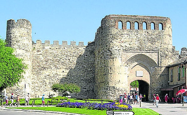 Imagen principal - Arriba, Puerta y muralla medieval de la villa de Coca; casa de Villa y Tierra de Coca y Verracos íberos hallados en Coca