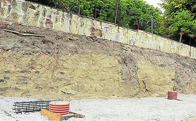 Imagen principal - Murallas vacceas de la antigua Cauca halladas en una excavación junto al campo de fútbol y torre mudéjar de San Nicolás 