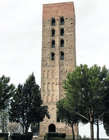 Imagen secundaria 2 - Murallas vacceas de la antigua Cauca halladas en una excavación junto al campo de fútbol y torre mudéjar de San Nicolás 