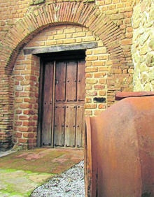 Imagen secundaria 2 - Arriba, iglesia de Nuestra Señora de la Asunción; Paso de la Borriquilla y los hornos medievales de las Tinajas son únicos en la provincia. 