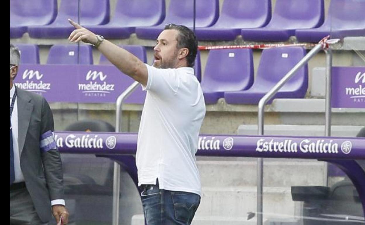 Sergio coloca a los jugadores en el partido ante el Barcelona. 