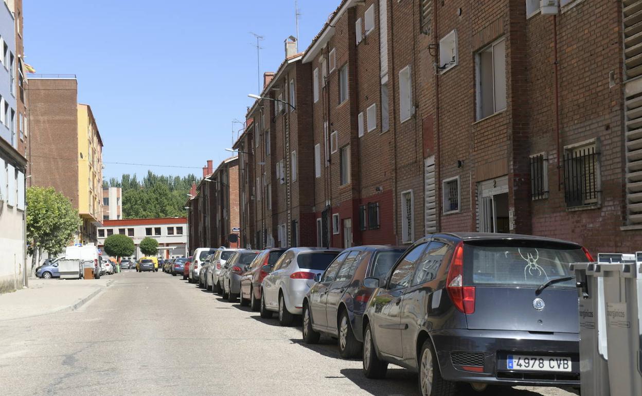 Calle Ebro, en el barrio de Delicias, una de las zonas donde viven los afectados por el brote. 