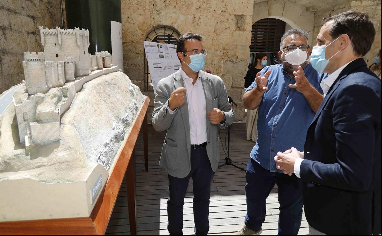Roberto Díez, alcalde de Peñafiel con el arquitecto del proyecto Fernando Cobos y Conrado Íscar, presidente de la Diputación. 