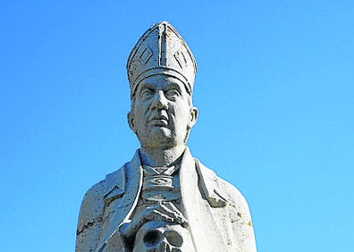 Imagen secundaria 1 - Arriba, interior de la iglesia parroquial, conocida popularmente como la Catedral del Vino; Busto de Fray Antonio Alcalde y las dos majestuosas torres de la Catedral del Vino un anochecer.