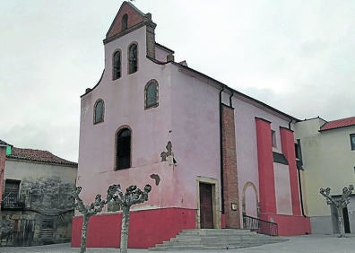 Imagen secundaria 1 - Arriba, Fuente Juana', de Ángel Membiela, en la Plaza de la Cruz; Iglesia de San Ildefonso y Crucero.