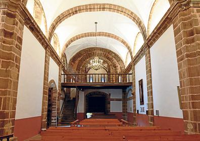 Imagen secundaria 1 - Arriba, iglesia de San Martín; abajo, interior del santuario de la Virgen de Velilla y sello que recuerda la aparición de la Virgen 