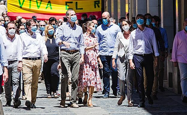 Felipe VI y doña Letizia, en su paseo por Soria. 