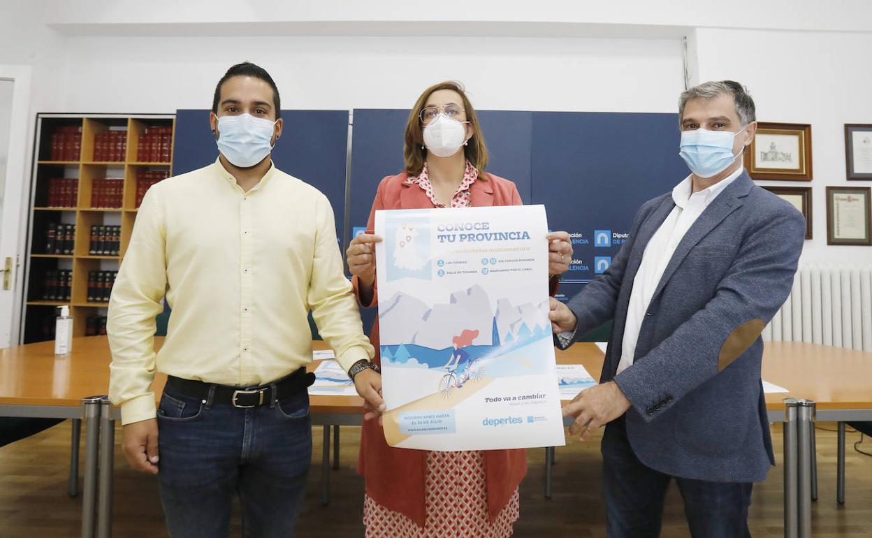 Francisco Pérez, a la izquierda, con Ángeles Armisén y Enrique Hermoso, en la presentación