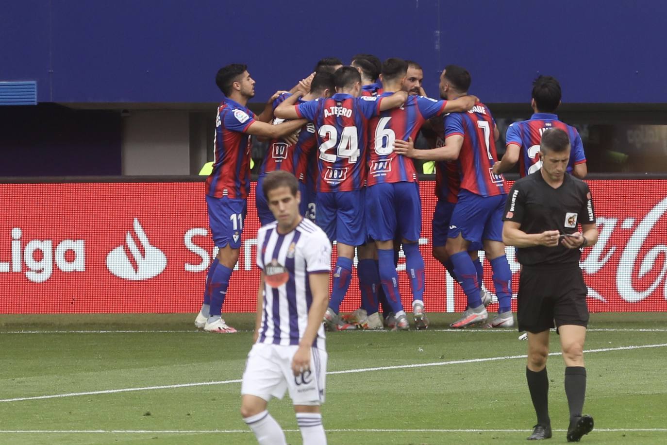 Guardiola redujo distancias en la segunda parte después de que Bigas e Inui anotaron los de los locales y en el descuento De Blasis anotó de penalti