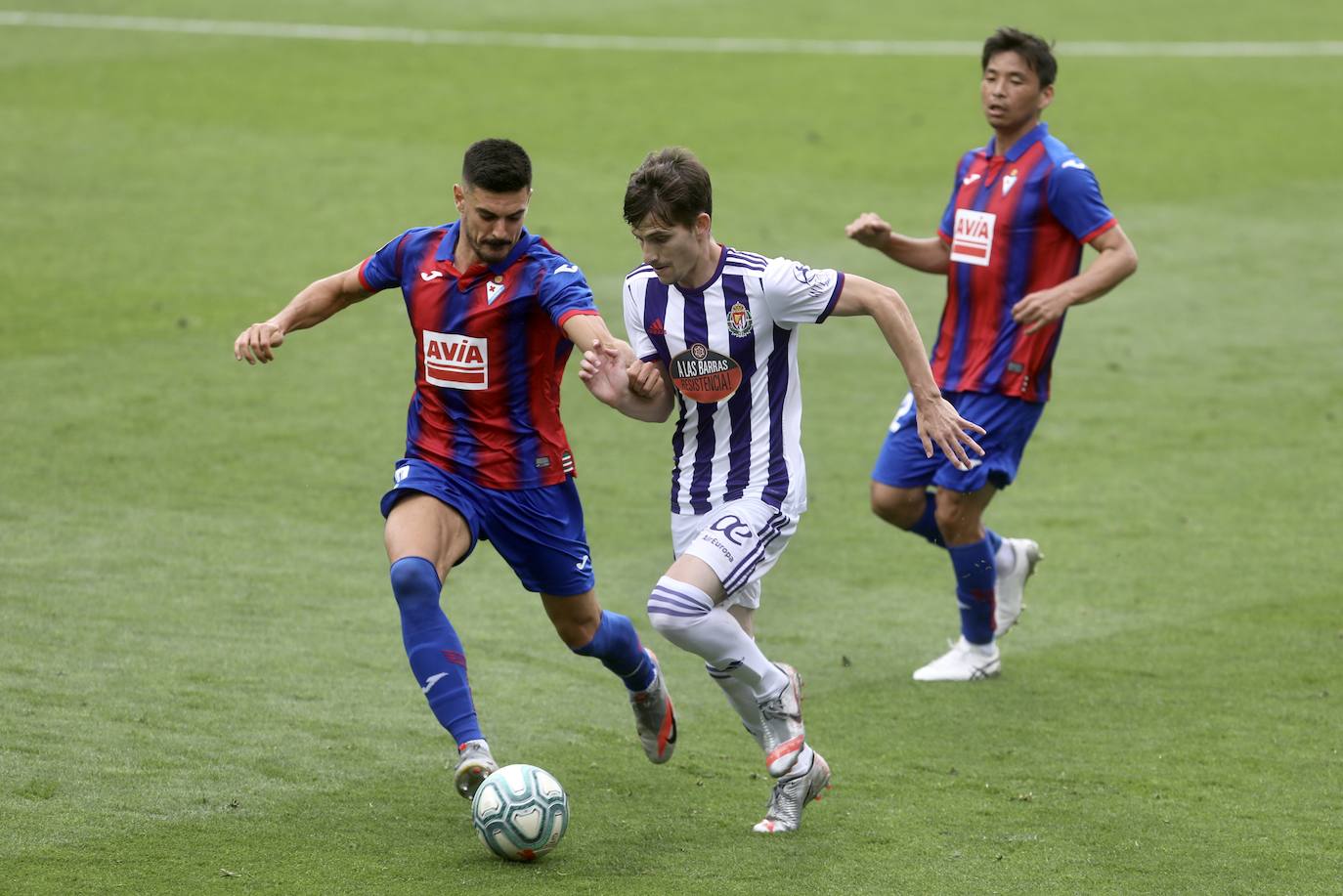 Guardiola redujo distancias en la segunda parte después de que Bigas e Inui anotaron los de los locales y en el descuento De Blasis anotó de penalti