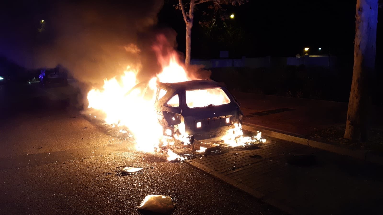 El vehículo ardiendo en la madrugada de este jueves.