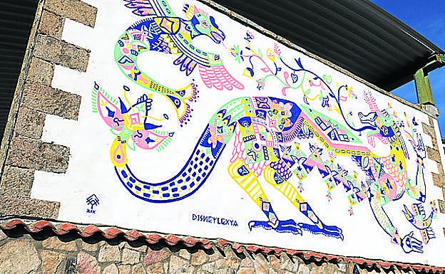 Interpretación libre del bordado serrano en otro de los graffiti.