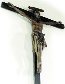 Imagen secundaria 2 - Arriba, El graffiti del frontón cubierto, de grandes dimensiones, es uno de los que más llama la atención; ermita del Humilladero, en el centro del pueblo, que ha sido rehabilitada recientemente y Cristo del siglo XIII procedente del convento de Santa María de Gracia, que están restaurando actualmente. 