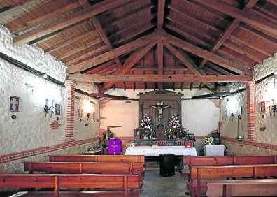 Imagen secundaria 1 - Arriba, El graffiti del frontón cubierto, de grandes dimensiones, es uno de los que más llama la atención; ermita del Humilladero, en el centro del pueblo, que ha sido rehabilitada recientemente y Cristo del siglo XIII procedente del convento de Santa María de Gracia, que están restaurando actualmente. 