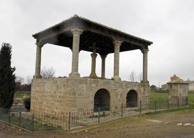 Imagen secundaria 1 - Puente sobre el Canal de Castilla que da entrada a la localidad. Abajo, el Humilladero en otra de las entradas de Becerril y la tabla Dios Padre Eterno de Alejo de Vahía que puede verse en el museo parroquial.