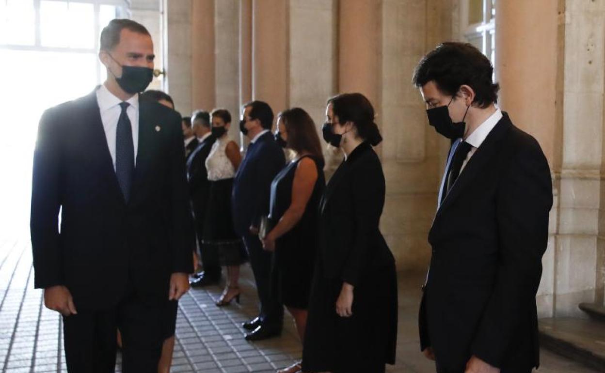 El rey Felipe VI saluda al presidente de Castilla y León, Alfonso Fernández Mañueco (d), a su llegada al homenaje de Estado a las víctimas de la pandemia de coronavirus. 