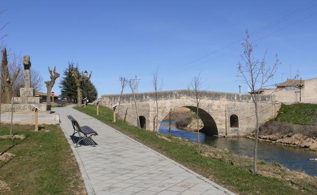 Imagen principal - Puente sobre el Canal de Castilla que da entrada a la localidad. Abajo, el Humilladero en otra de las entradas de Becerril y la tabla Dios Padre Eterno de Alejo de Vahía que puede verse en el museo parroquial.