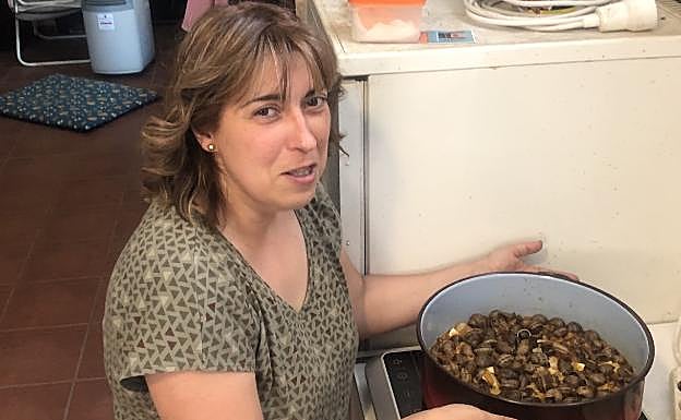 Sonia con sus caracoles recién guisados