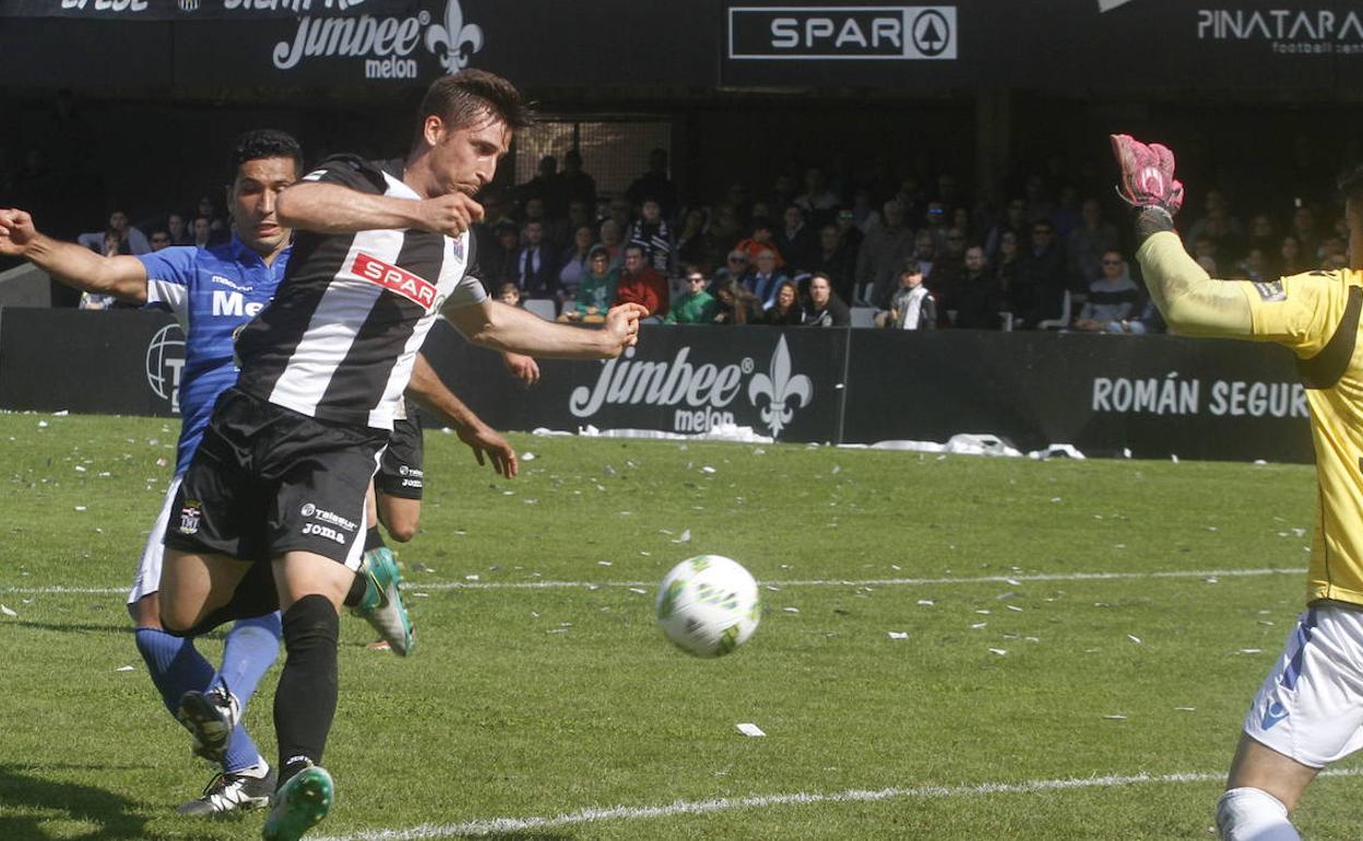 Fer Llorente marca un gol con el Cartagena. 