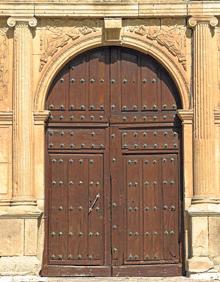 Imagen secundaria 2 - Arriba, ermita del Santísimo Cristo de México junto al cementerio; a la izquierda, una de las calles de la localidad y a su derecha, puerta de la iglesia. 